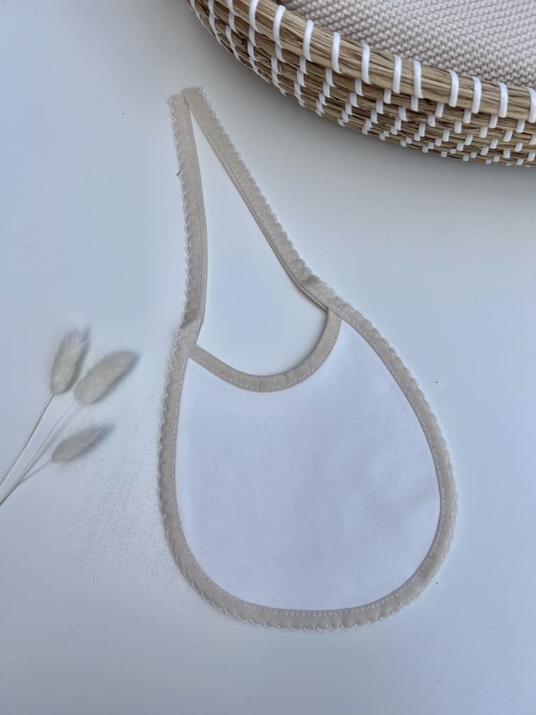 Babete redonda bordada