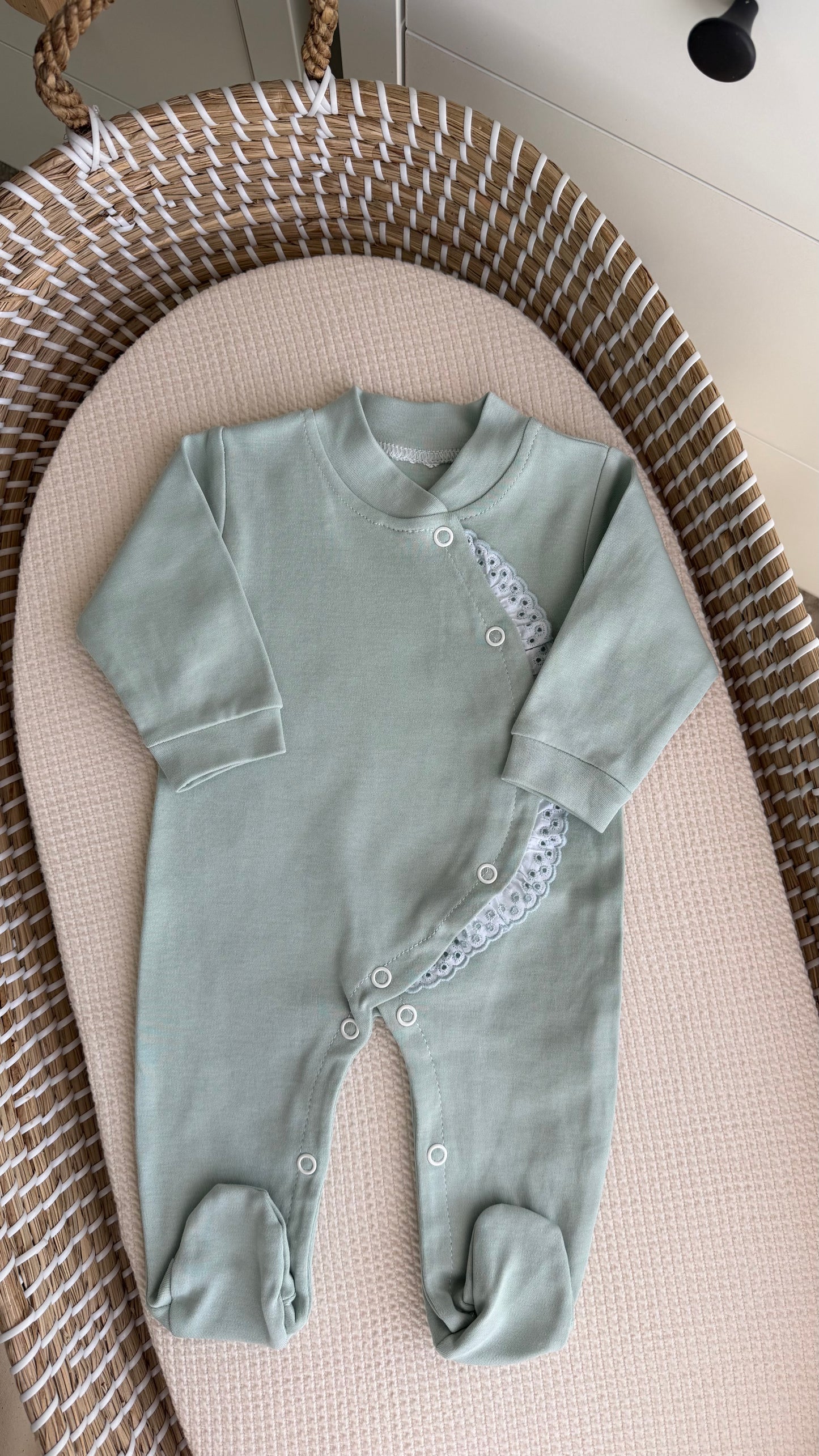 Babygrow algodão com folho lateral renda