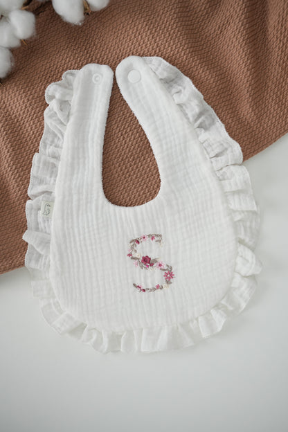 Babete musselina com inicial