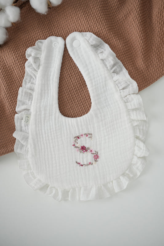 Babete musselina com inicial