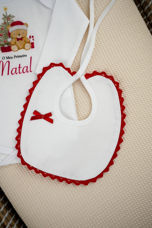 Babete com laço vermelho