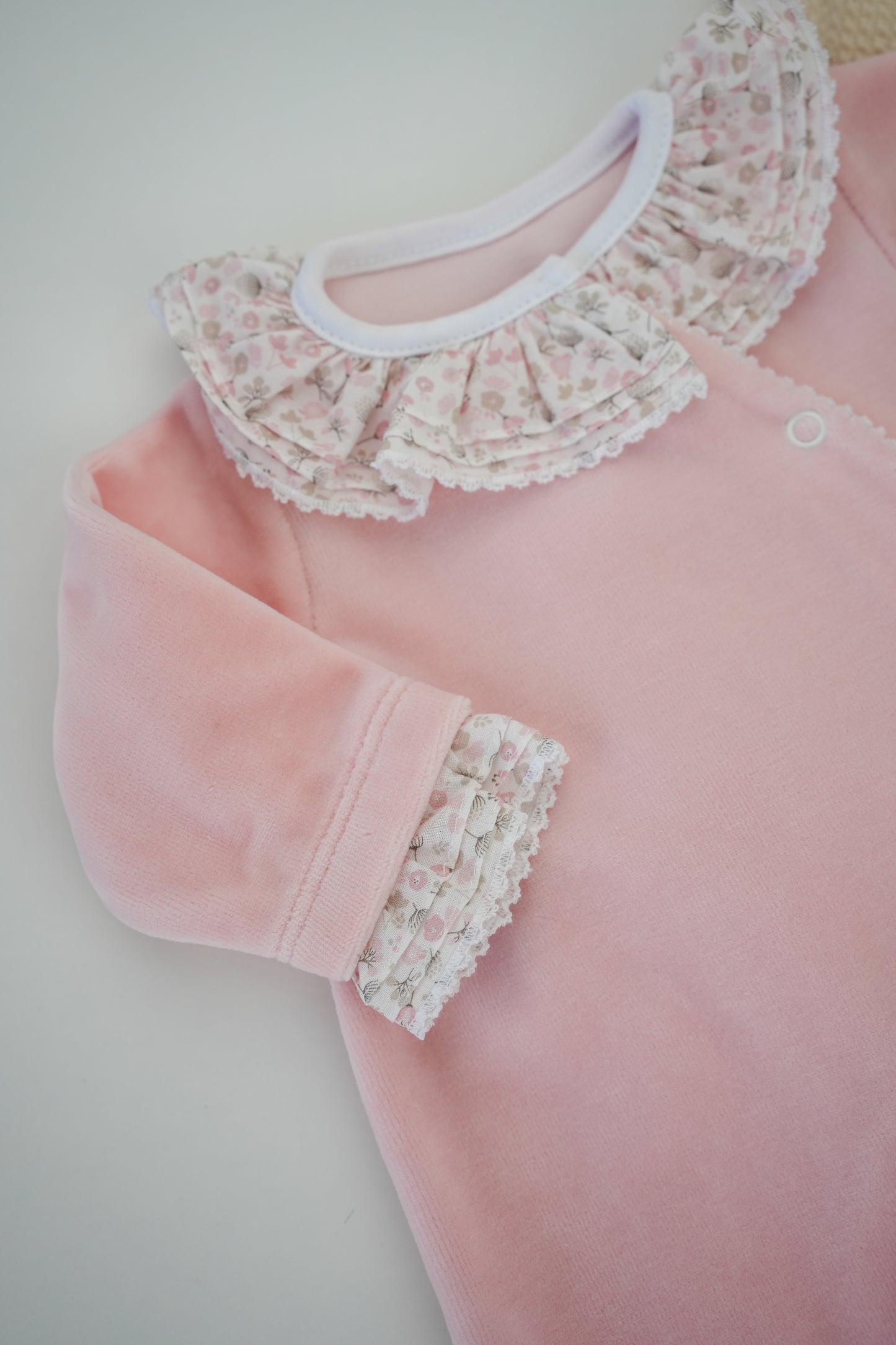 Babygrow veludo com folho floral