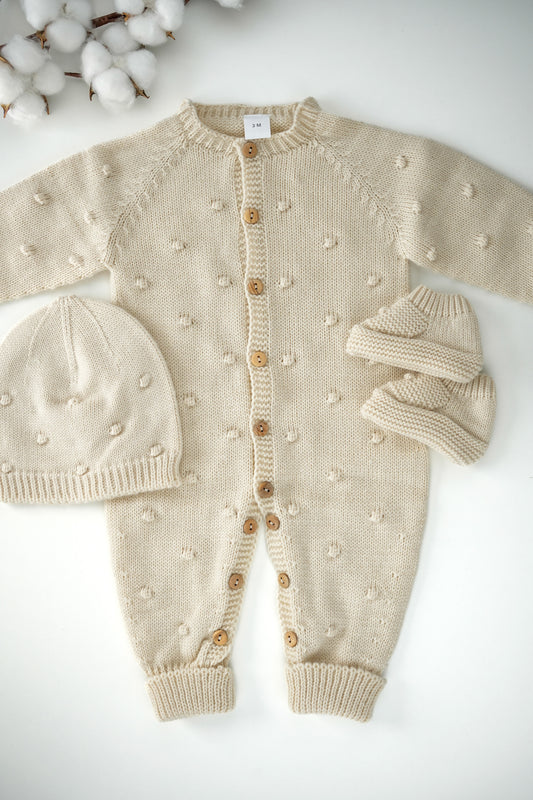 Macacão com gorro e carapins de malha