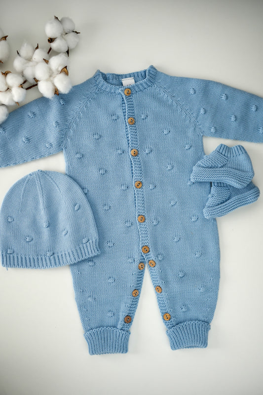 Macacão com gorro e carapins de malha